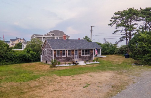 Byfield Cottage | Vintage cottage that sleeps 8 in amazing North Hampton Beach location with Wifi