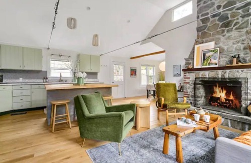 Hollowville Cottage | Vintage Country Home with Games, BBQ & Trails, & 20 Min to Hudson