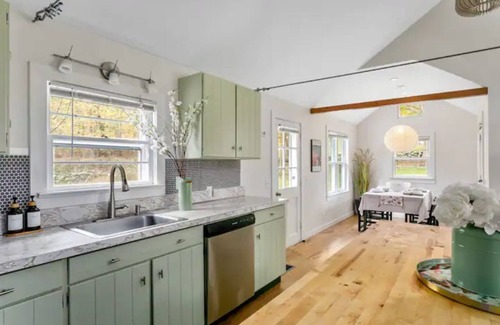 Hollowville Cottage | Vintage Country Home with Games, BBQ & Trails, & 20 Min to Hudson