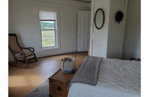 De Peyster Maison | Vintage Farmhouse close to area colleges, beaches, and the Adirondack mountains.