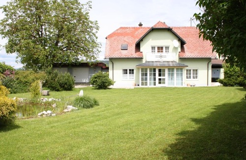 Ferlach Maison | Vintage Holiday Home in Ferlach with Barbecue