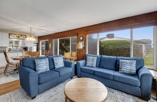 Waldport Maison | Vintage home with ocean views, private path to shore & fenced dog-friendly yard
