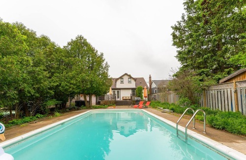 Niagara Falls Maison | Vintage Inspired Getaway with Pool and Hot Tub