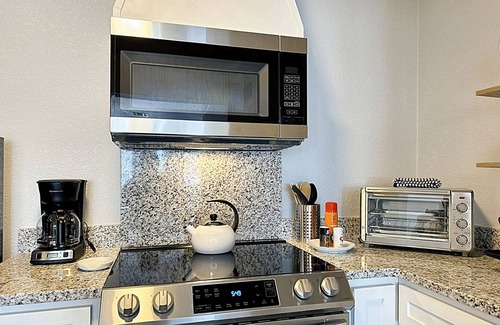 Central Oklahoma City Maison | Vintage Vibes Modern Comfort 2BR for 6 Guests