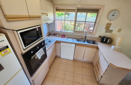 Essendon Villa | Vintage Villa in Essendon Exotic Garden Free Parking Near Melbourne CBD, Airport