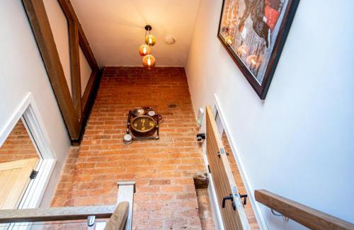 Birmingham City Centre Maison | VIP - 2 BR Grade 2 Luxury Industrial House with Log Burning FIRE & electric blinds in the Heart of the JQ