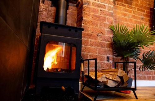 Birmingham City Centre Maison | VIP - 2 BR Grade 2 Luxury Industrial House with Log Burning FIRE & electric blinds in the Heart of the JQ