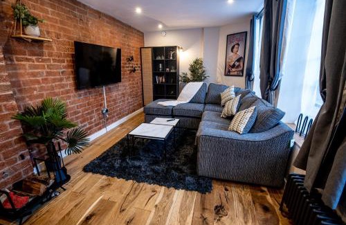 Birmingham City Centre Maison | VIP - 2 BR Grade 2 Luxury Industrial House with Log Burning FIRE & electric blinds in the Heart of the JQ