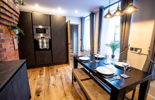 Birmingham City Centre Maison | VIP - 2 BR Grade 2 Luxury Industrial House with Log Burning FIRE & electric blinds in the Heart of the JQ