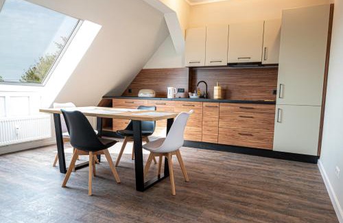 Schwedt/Oder Appartement | VIP ApB 63qm 3 Zi Dachgeschoss Klimaanlage große Wohnküche großes Bad 2 WCs 3 Betten 1 Schlafsofa