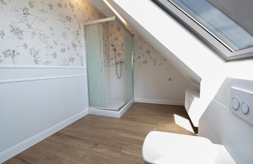Schwedt/Oder Appartement | VIP ApB 63qm 3 Zi Dachgeschoss Klimaanlage große Wohnküche großes Bad 2 WCs 3 Betten 1 Schlafsofa