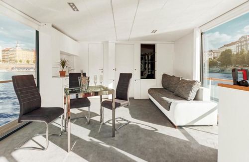 Smichov Location De Bateaux | VIPliving Houseboat