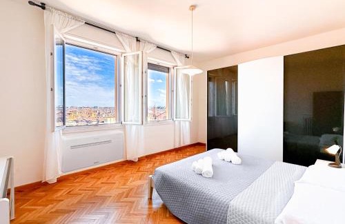 Old Town Appartement | Vista Ghirlandina - Attico sul tetto del centro al settimo piano