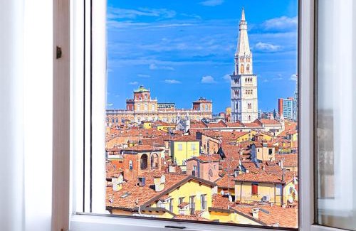 Old Town Appartement | Vista Ghirlandina - Attico sul tetto del centro al settimo piano