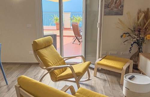 Imperia Appartement | Vista Mare Borgo Peri: front de mer, 2 chambres, 2 salles de bain, terrasse vue mer
