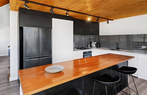 Mansfield Maison | Vista Montagna - modern home set on peaceful acreage.