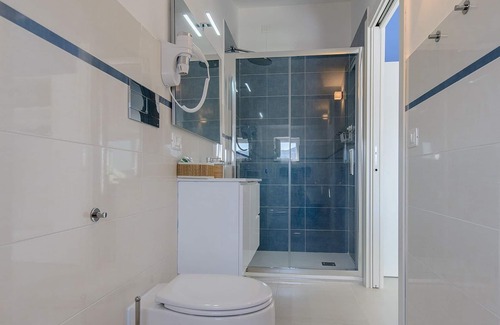 Agropoli Lit Et Petit-Déjeuner | Vistamare Suite Habitación azul claro