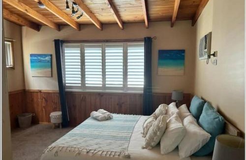 Gwandalan Maison | VIVID - Lake Macquarie Cosy House, heated pool, ev station, fireplace 1 hour from Sydney