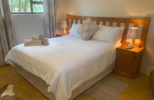 Bela-Bela Appartement | Vlakkieskraal FarmStay - Bosvark Cabin