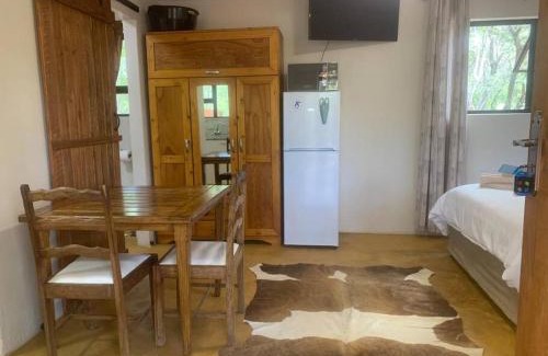 Bela-Bela Appartement | Vlakkieskraal FarmStay - Bosvark Cabin