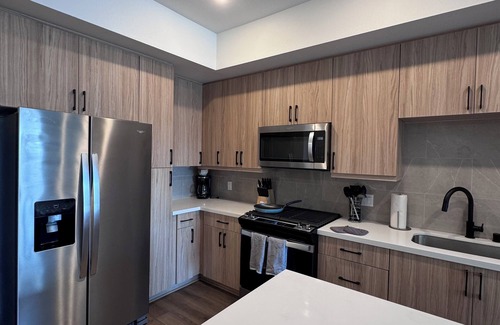 Grantville Appartement | Vora LUX – Elegant 1BRs with quartz kitchens, smart tech, and resort vibes.