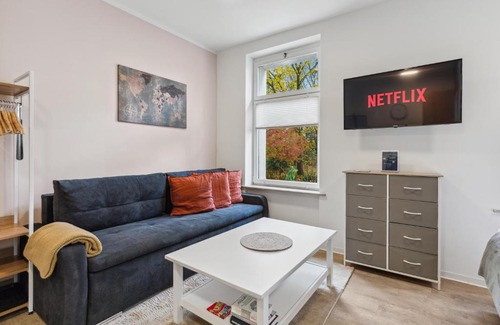 Eichwalde Appartement | Vorstadtoase für 3 - Queensize-Bett, Schlafcouch, Parkplatz & Netflix - Nähe BER
