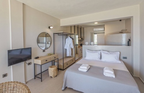 Kefalonia Autre | Votsalo Suite is a stunning one-bedroom boutique suite