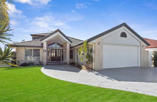 Banksia Beach Maison | Voyagers Resort - Stunning home!