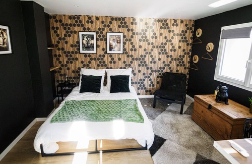 Aux Marais Appartement | Vrbo Property