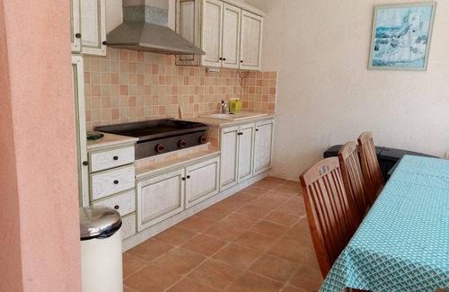 Montauroux Appartement | Vue époustouflante, Studio au bord de la piscine dans un écrin de verdure.
