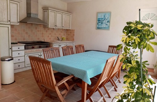 Montauroux Appartement | Vue époustouflante, Studio au bord de la piscine dans un écrin de verdure.