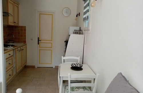 Montauroux Appartement | Vue époustouflante, Studio au bord de la piscine dans un écrin de verdure.