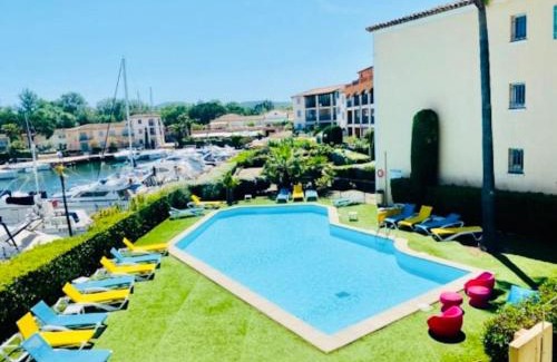 Port Cogolin Appartement | VUE Canal Superbe - Piscine - Parking Privé - Intérieur Neuf
