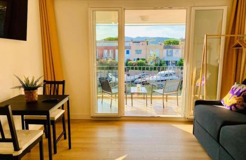 Port Cogolin Appartement | VUE Canal Superbe - Piscine - Parking Privé - Intérieur Neuf