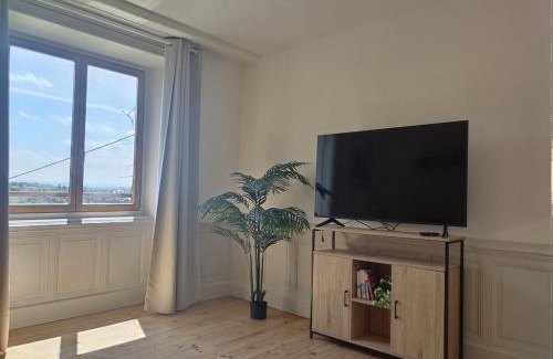 Thiers Appartement | Vue Volcans Studio de Charme Thiers Centre