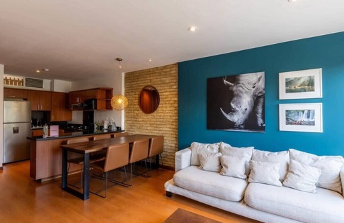 La Gran Via Appartement | w* | Vibrant Duplex in Chico