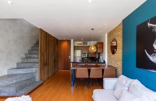 La Gran Via Appartement | w* | Vibrant Duplex in Chico