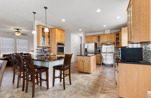 Parkland County Maison | Wabamun Lakefront Getaway with additional Family Suite & Bunk House for the Kids