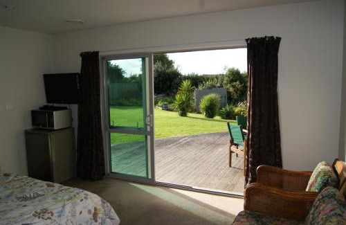 Athenree Maison | Waihi Beach Getaway-Studio, Ensuite & Private Deck
