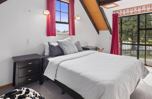 Waikawa Maison | Waikawa Mountain View - Waikawa Holiday Home