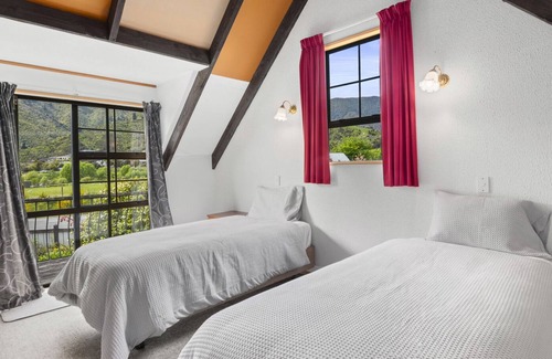 Waikawa Maison | Waikawa Mountain View - Waikawa Holiday Home