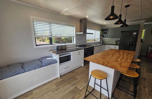 Kereta Maison | Waikawau Retreat. Private home, overlooking the sea, covered deck to entertain.