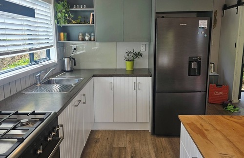 Kereta Maison | Waikawau Retreat. Private home, overlooking the sea, covered deck to entertain.