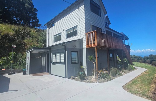Kereta Maison | Waikawau Retreat. Private home, overlooking the sea, covered deck to entertain.