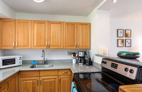 McCully - Moiliili Maison | Waikiki 2 bedroom 1 bath Apartment #2 - 10 min to beach 5 min to park
