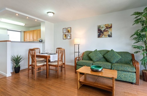 McCully - Moiliili Maison | Waikiki 2 bedroom 1 bath Apartment #2 - 10 min to beach 5 min to park