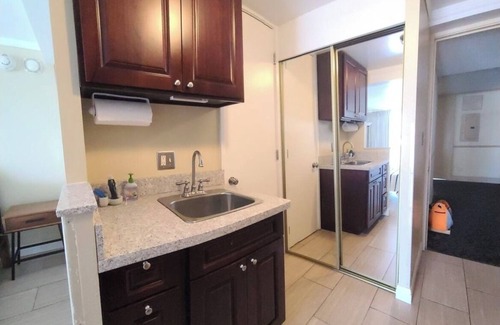 Waikiki Copropriété | Waikiki clean studio apartment, 7 minute walk to a beach, next to Ala Way Canal,