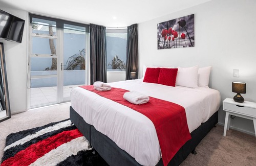 Taupo Appartement | Waimahana Lakefront Apartment - Heated Pool, Hot Tub & Views