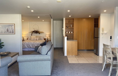 Taupo Appartement | Waimahana - Luxury By The Lake. Stylish & cosy apartment