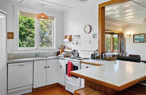 Hilltop Maison | Waipahihi Charm & Tranquillity